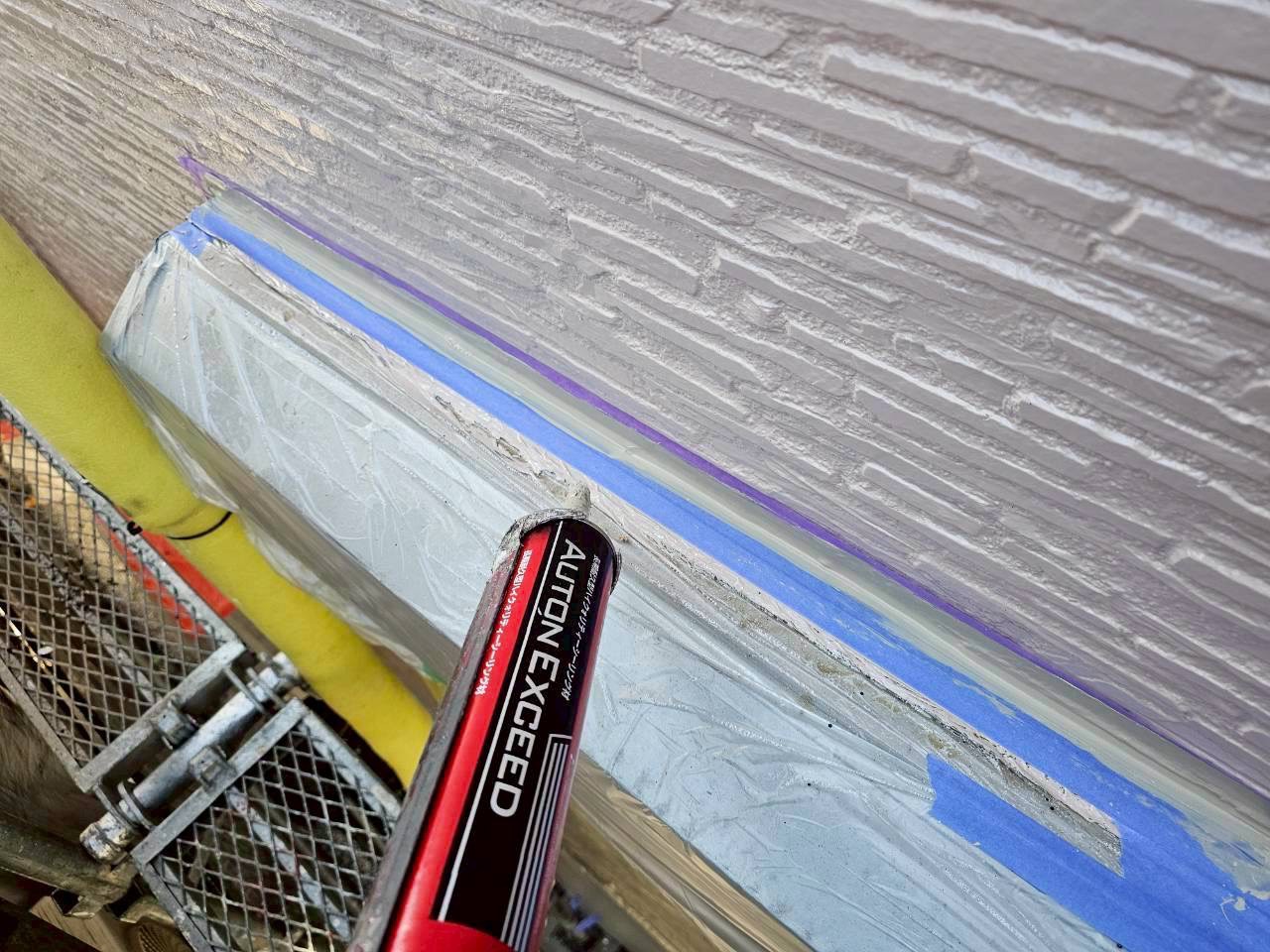 シャッターボックスに養生し丁寧にシーリング打ちを実施